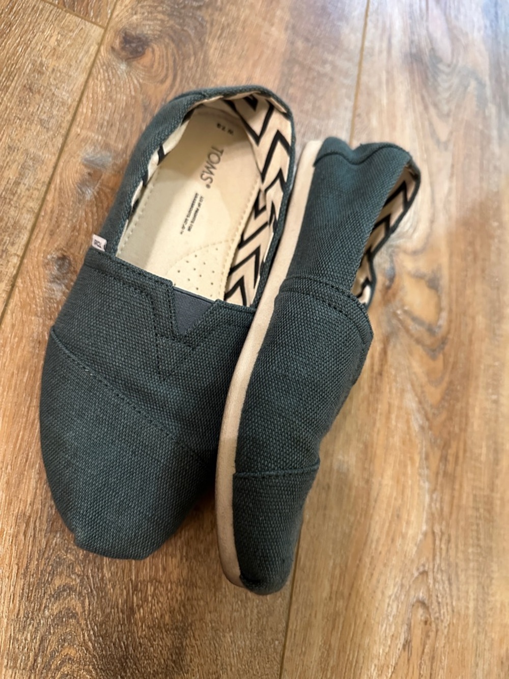 Green Canvas Toms women’s size 7.5 slip on casual shoes - Picture 2 of 8